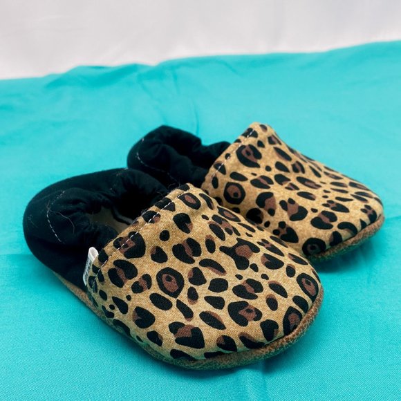 TRENDY BABY MOCC SHOP || Tan Leopard Print Infant Moccasins | 3 - 6 mo | Organic - Picture 5 of 11
